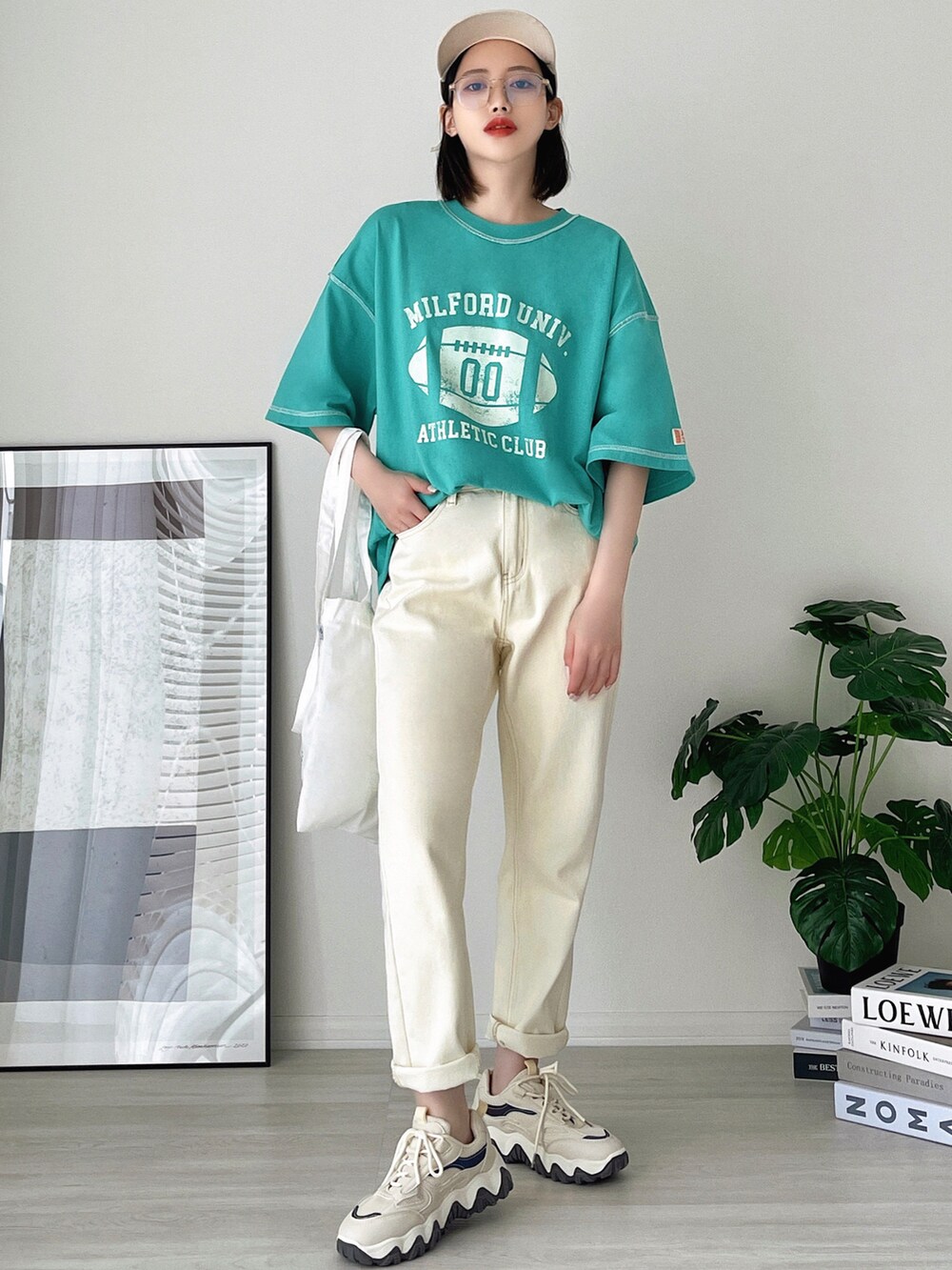 「韓国ファッション、ロゴT、キャップ、メガネ女子、トートバッグ、スニーカー、グリーン、お出かけコーデ、夏コーデ、ストリート、プチプラ、ビッグシルエット、フェススタイル、アツいコーデ全部見せ、カラー×コーデ」｜「Javaの《JaVaジャバ 別注》大人ヴィンテージ。プリントアウトステッチリバースウィーブ風Tシャツ（Tシャツ/カットソー、グリーン系）」を使った、T Λ Eさん（レディース・158cm）の夏コーディネートの5枚目の写真