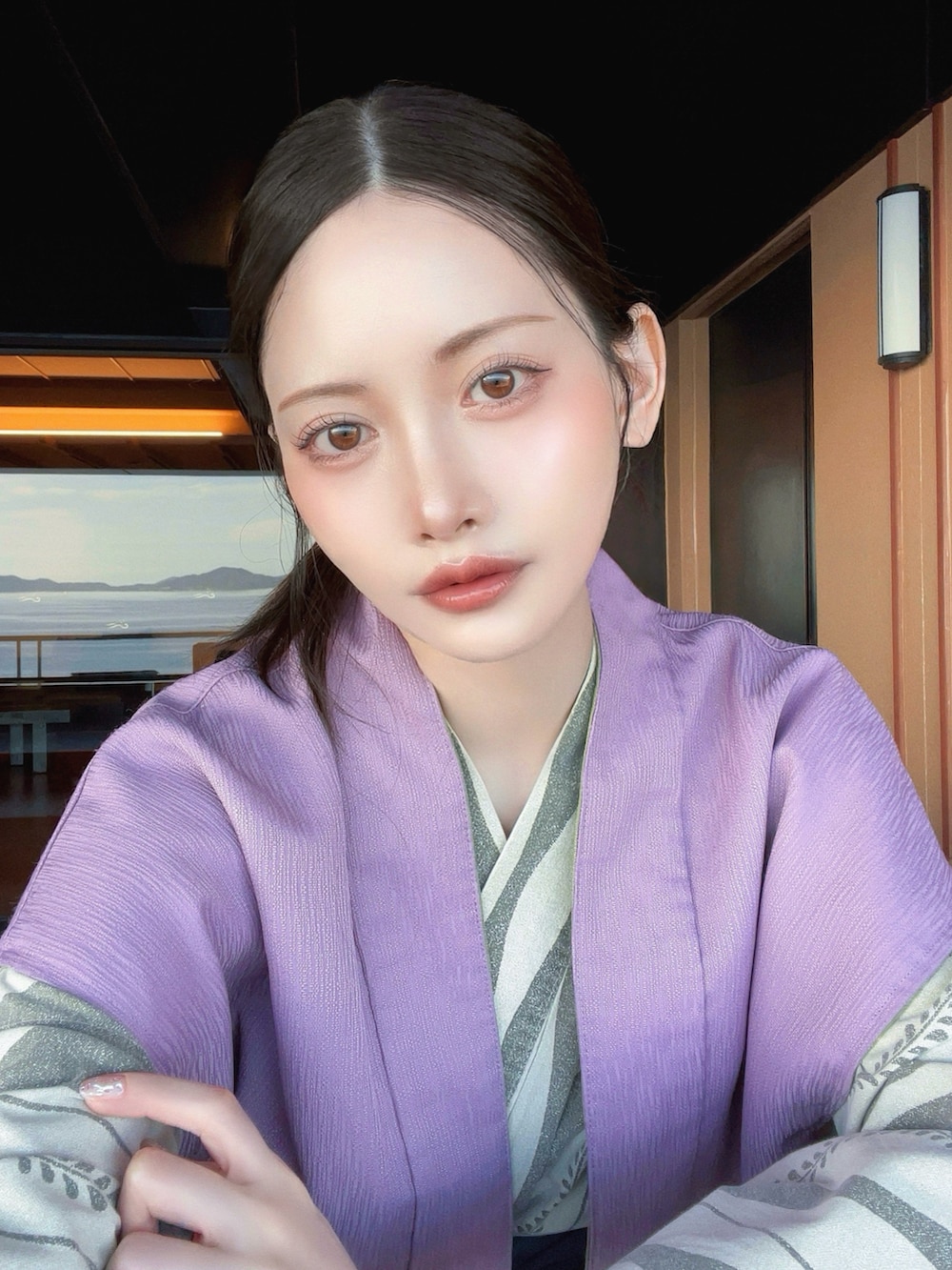 ブラック系のシュシュを着用したレディースの秋コーディネートの4枚目の写真