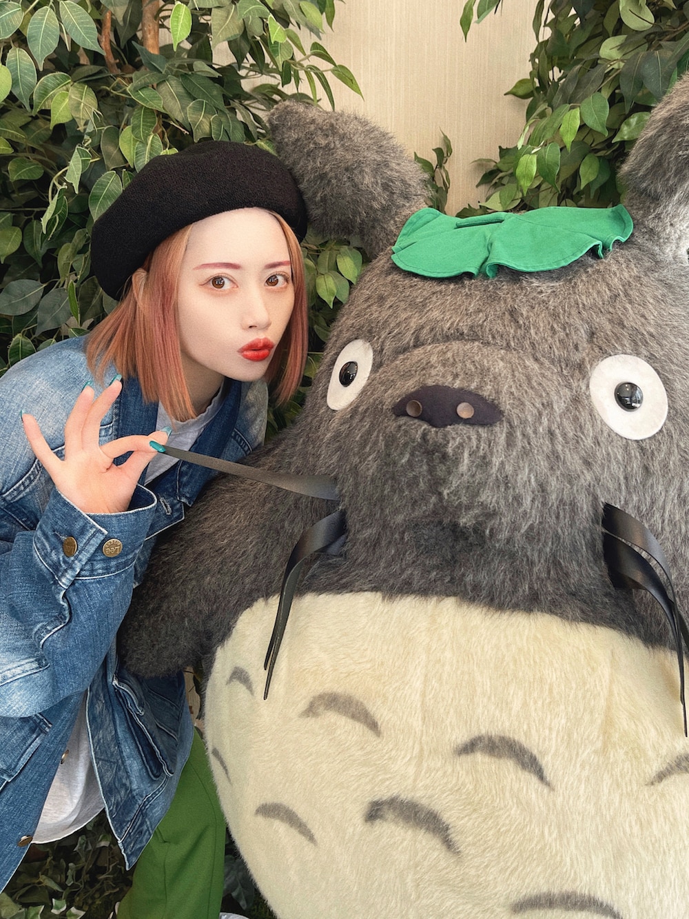 「ロゴT、グリーン、春夏コーデ、初夏コーデ、休日スタイル、プチプラ、GU、ショルダーバッグ、韓国ファッション、デニム、白スニーカー、ビッグシルエット、レイヤードスタイル、お出かけコーデ日記、今日のコスメと服」｜「LeeのLee x MFC STORE DENIM FATIGUES JACKET（デニムジャケット、ブルー系）」を使った、T Λ Eさん（レディース・158cm）の春コーディネートの2枚目の写真