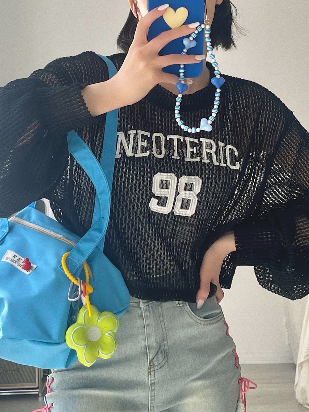 「今日のコスメと服、キャップ、スニーカー、デニム、ショルダーバッグ、韓国ファッション、ピンク、シンプルコーデ、アウトドアスタイル、スポーツミックス、休日スタイル、シアートップス、春夏コーデ、モード、お出かけコーデ」|「Ada.のナンバリング刺繍 クロップド メッシュトップス(ニット/セーター、ブラック系)」を使った、T Λ Eさん(レディース・158cm)の春コーディネートの5枚目の写真