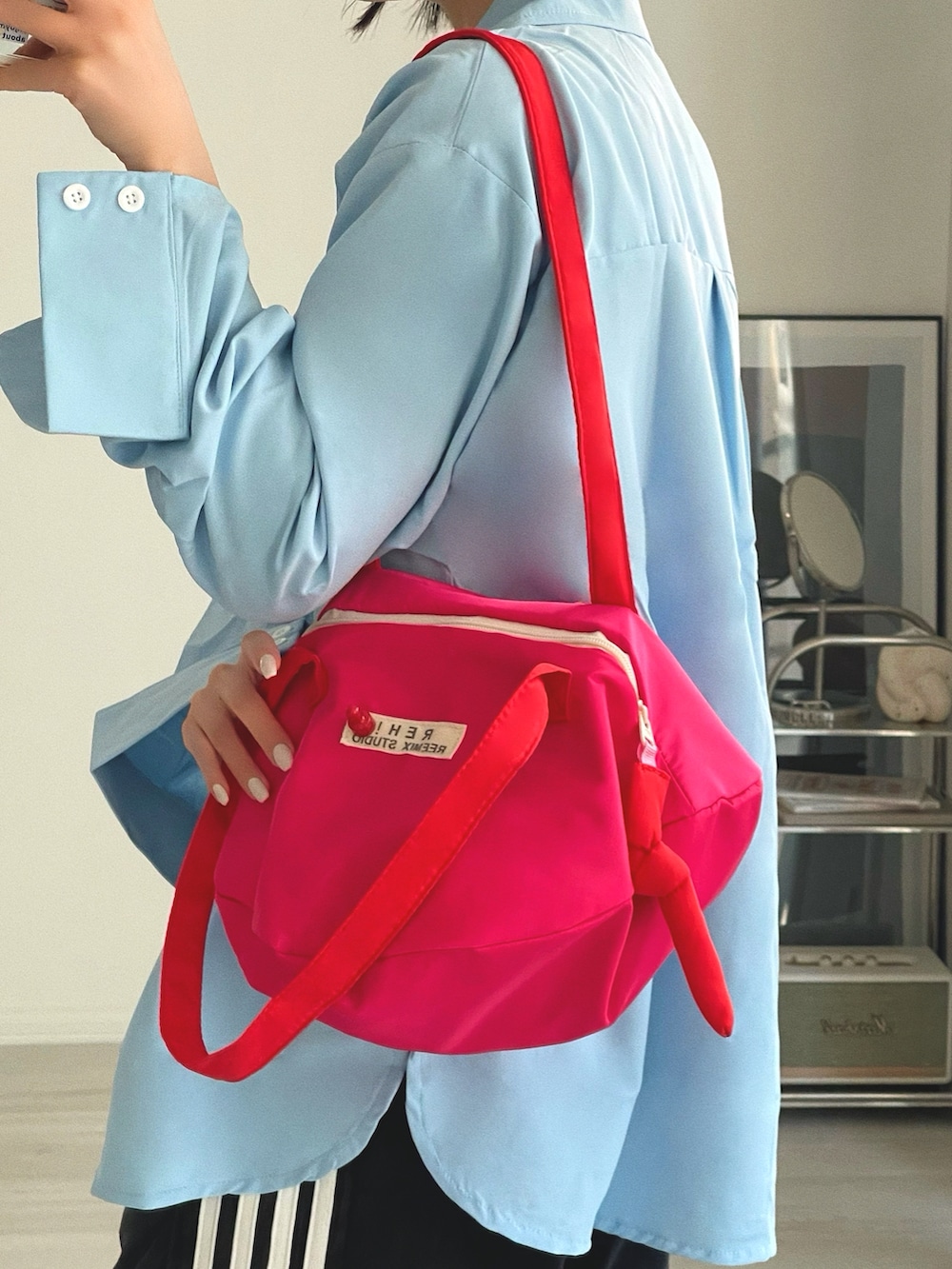 「キャップ、シャツスタイル、お出かけコーデ、ショルダーバッグ、春コーデ、春服みてみて、スニーカー、春色、スポーツミックス、ストリート、春のおしゃ見えテクニック、春のNewスタイル、ブラウス、トートバッグ、韓国ファッション」｜「Chickのラウンドミニショルダーバッグ（ショルダーバッグ、ピンク系）」を使った、T Λ Eさん（レディース・158cm）の冬コーディネートの5枚目の写真