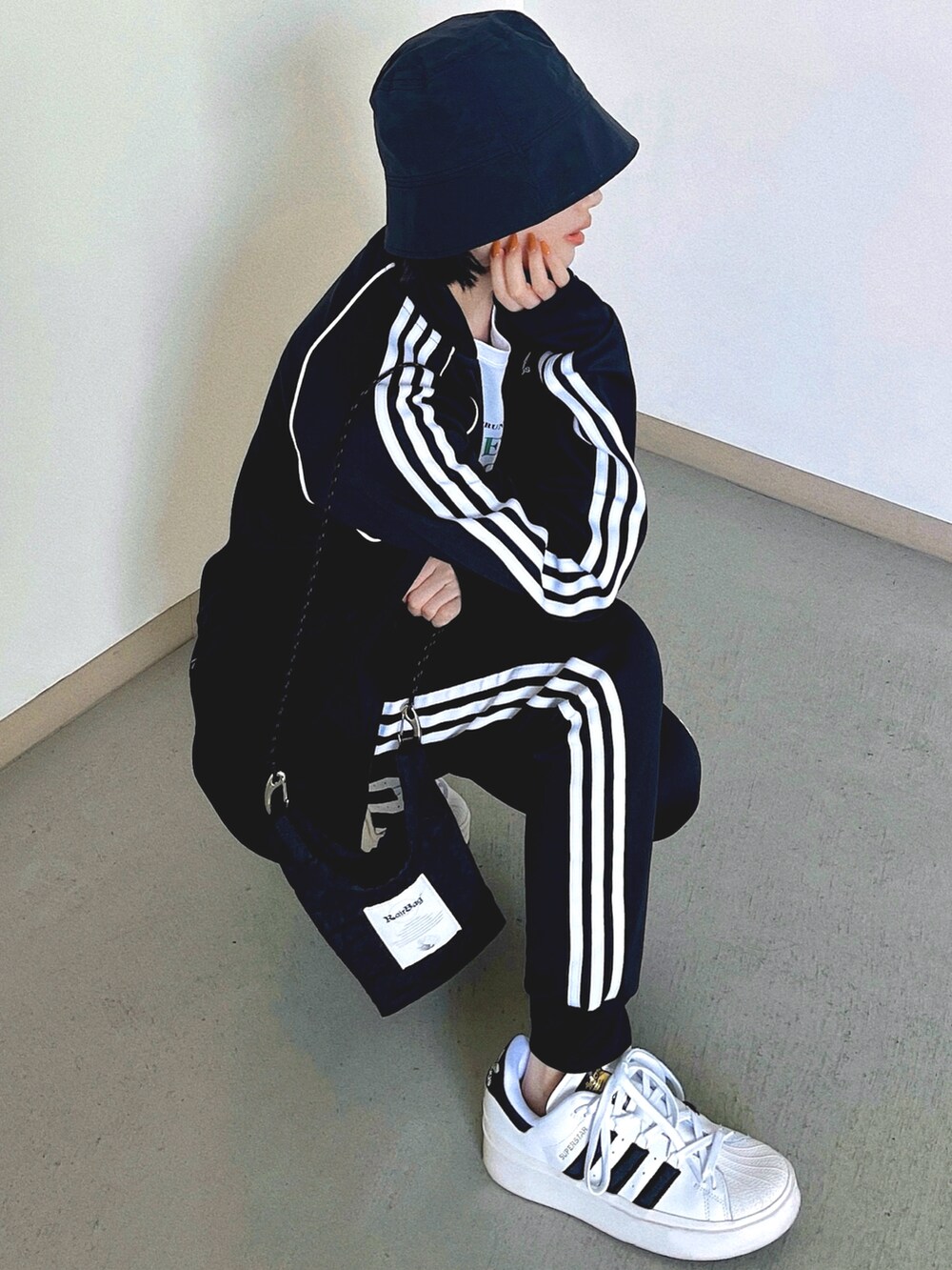 「秋服まるっと大公開、秋コーデ、モノトーン、adidas、スニーカー、ショルダーバッグ、バケットハット、韓国ファッション、ストリート、お出かけコーデ、スポーツミックス、セットアップ、アウトドアスタイル、シンプルコーデ、重ね着ベストシーズン」｜「etadeのポップコーンロゴTシャツ etdw23s003（Tシャツ/カットソー、ホワイト系）」を使った、T Λ Eさん（レディース・158cm）の秋コーディネートの2枚目の写真