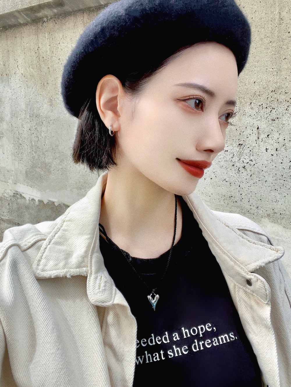 「今日のコスメと服、秋コーデ、ベレー帽、ジャケットスタイル、ブーツ、きれいめカジュアル、プチプラ、ストリート、ベージュ、お出かけコーデ、ブラウン、GU、PR、秋服まるっと大公開、重ね着ベストシーズン」|「CANAL JEANのvia j(ヴィアジェイ) ツイルカットオフジャケット(その他アウター、ホワイト系)」を使った、T Λ Eさん(レディース・158cm)の秋コーディネートの4枚目の写真