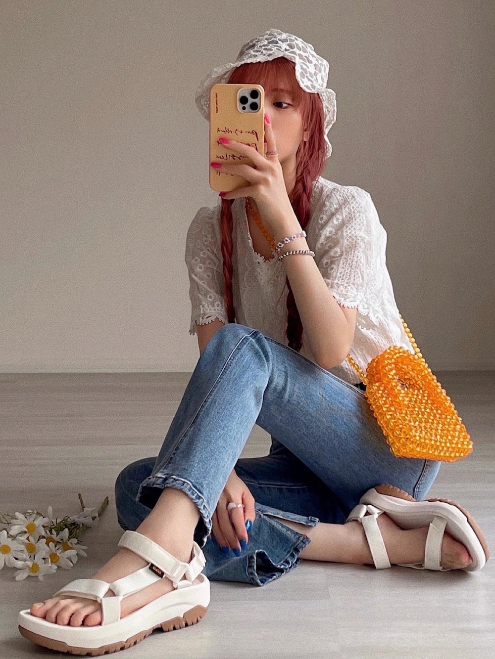 「PR、今日のコスメと服、myCHANEL、バケットハット、厚底サンダル、ビーズバッグ、ビタミンカラー、アウトドアスタイル、フレアパンツ、シースルー、きれいめカジュアル、カラー×コーデ、韓国ファッション、デニム、デニムっていいよね」|「CHANELのルージュ アリュール ラック リクィッド リップカラー(つややかなサテン仕上がり)(口紅/リップティント/グロス、オレンジ系)」を使った、T Λ Eさん(レディース・158cm)の春コーディネートの2枚目の写真