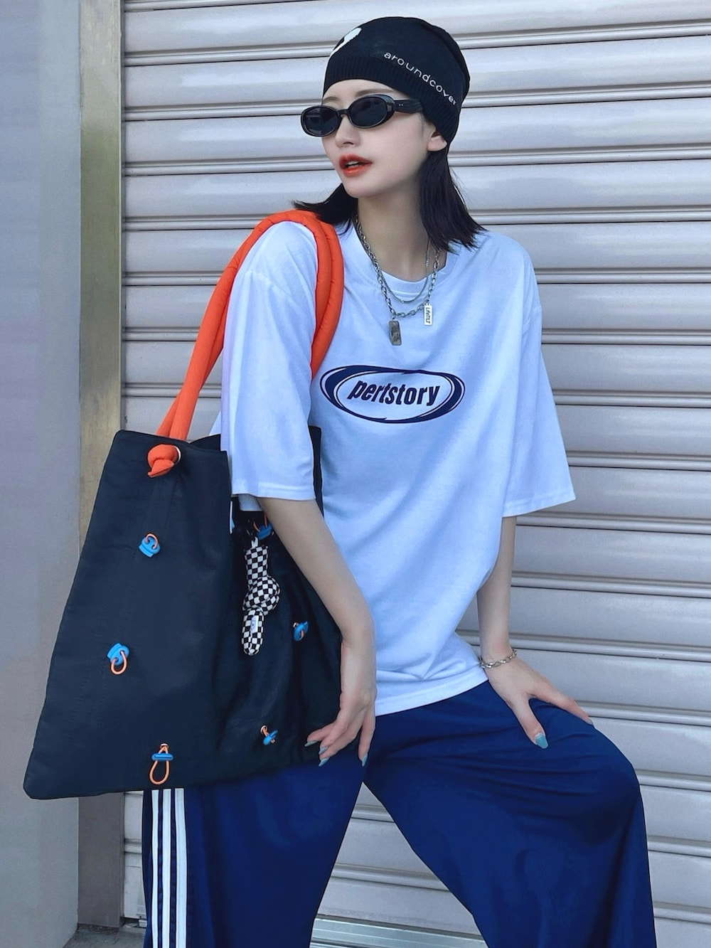 ブラック系のトートバッグ、ホワイト系のTシャツ/カットソー、ブルー系のその他パンツを着用したレディースの夏コーディネートの3枚目の写真