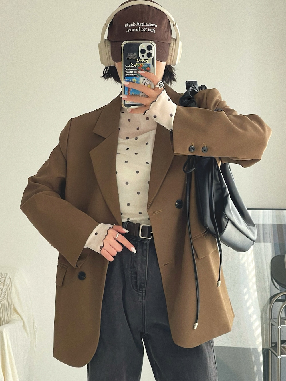 ホワイト系のTシャツ/カットソー、ブラウン系のテーラードジャケット、グレー系のデニムパンツを着用したレディースの春コーディネートの5枚目の写真