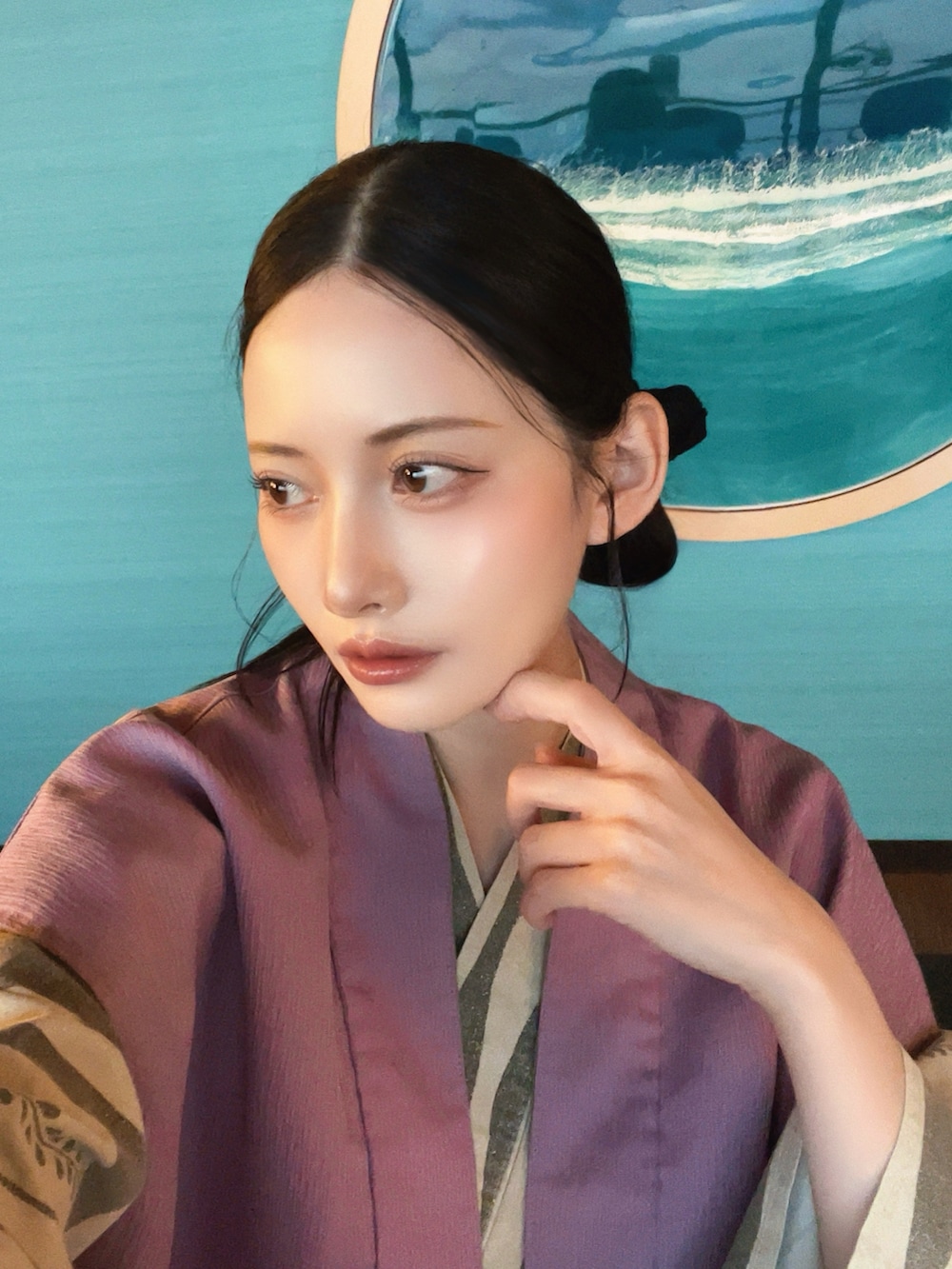 ブラック系のシュシュを着用したレディースの秋コーディネートの2枚目の写真