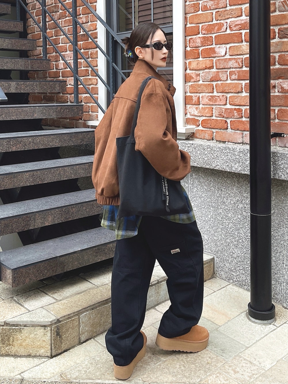 「冬アウター、ブラウン、厚底シューズ、チェック、韓国ファッション、ストリート、メガネ女子、デニム、冬コーデ、ショルダーバッグ、プチプラ、シャツスタイル、ムートンブーツ、マイベストコーデ2024、クリスマスに着たい服」｜「LADY LIKEのドットボタンチェックネルシャツ（シャツ/ブラウス、ブルー系）」を使った、T Λ Eさん（レディース・158cm）の秋コーディネートの3枚目の写真