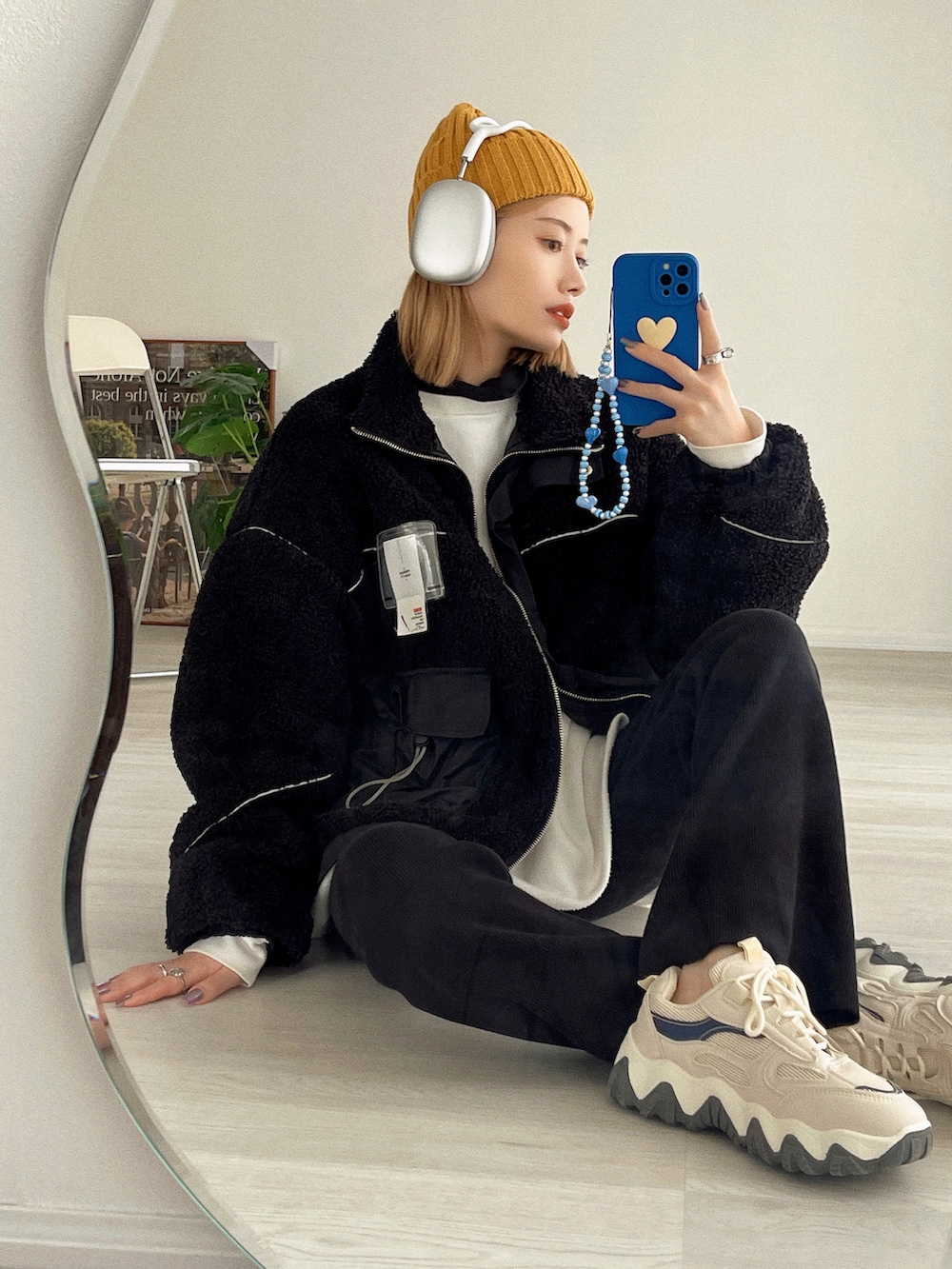 「ニット帽、スニーカー、モノトーン、イエロー、モード、ストリート、韓国ファッション、ボアジャケット、袖ボリューム、ボリューム袖、タートルネック、オーバーサイズ、メンズライク、レイヤードスタイル、冬コーデ」｜「CANAL JEANのvia j(ヴィアジェイ) "Expert Horror"ロングTシャツ（Tシャツ/カットソー、ホワイト系）」を使った、T Λ Eさん（レディース・158cm）の秋コーディネートの4枚目の写真
