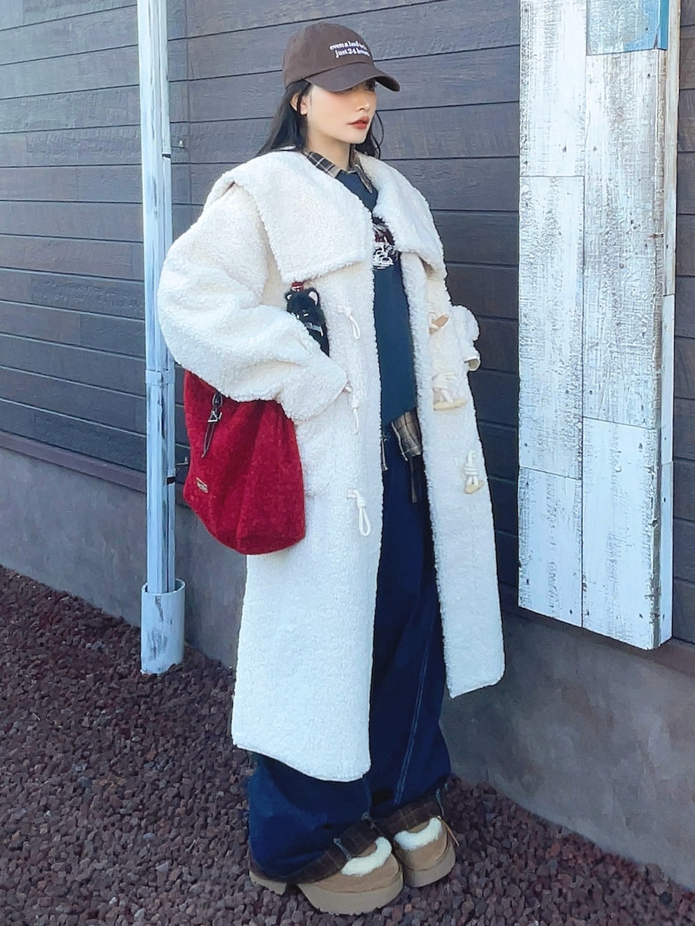 ベージュ系のシャツ/ブラウス、ブルー系のデニムパンツ、レッド系のショルダーバッグを着用したレディースの冬コーディネートの4枚目の写真