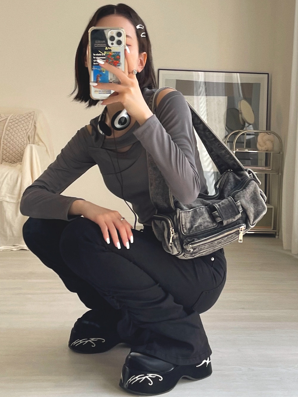 ブラック系のショルダーバッグ、ブラック系のデニムパンツ、ブラック系のドレスシューズを着用したレディースの夏コーディネートの5枚目の写真