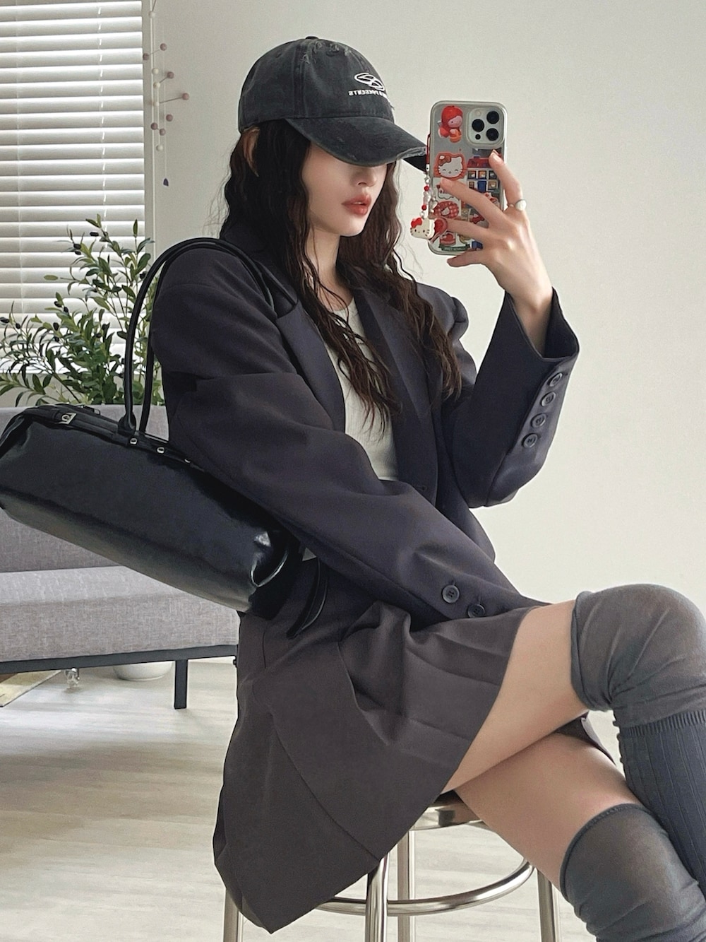 ホワイト系のタンクトップ、ブラック系のローファー、グレー系のジャケット/アウターを着用したレディースの秋コーディネートの2枚目の写真