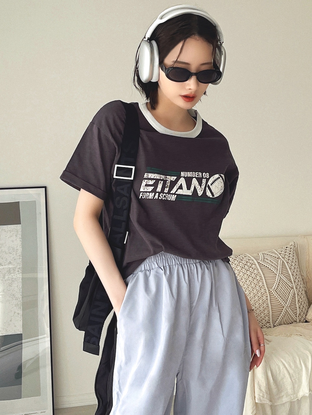 「今日のコスメと服、韓国ファッション、ストリート、モノトーン、お出かけコーデ、プチプラ、メガネ女子、春夏コーデ、アウトドアスタイル、モード、スポーツミックス、ショルダーバッグ、ロゴT、厚底シューズ、サングラス」｜「Ada.のフットボールデザイン ヴィンテージライク リンガー Tシャツ（Tシャツ/カットソー、グレー系）」を使った、T Λ Eさん（レディース・158cm）の春コーディネートの2枚目の写真