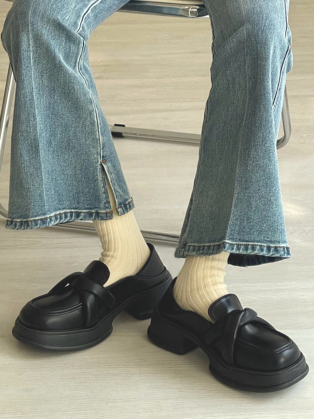 「今日のコスメと服、ローファー、デニム、ベレー帽、モノトーン、ジャケット、ショルダーバッグ、休日スタイル、お出かけコーデ、古着MIX、デートコーデ、プチプラ、シンプルコーデ、ロゴT、ボリューム袖」|「Chickのツイストスクエアトゥローファー(ローファー、ブラック系)」を使った、T Λ Eさん(レディース・158cm)の冬コーディネートの4枚目の写真