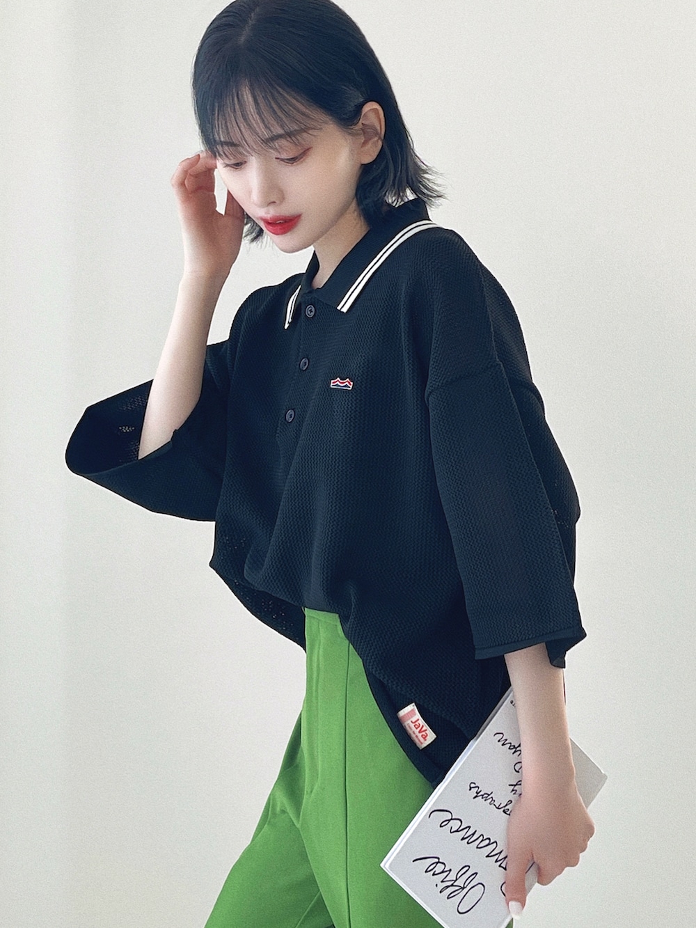 「今日のコスメと服、ポロシャツ、夏だ！Tシャツ着よう！、スニーカー、グリーン、韓国ファッション、プチプラ、GU、カラーパンツ、ビッグシルエット、お出かけコーデ、夏コーデ、休日スタイル、ハイウエスト、メッシュ」｜「Javaの《JaVaジャバ コラボ》大人のスポーティー。超軽量襟ラインニットポロ（ポロシャツ、ブラック系）」を使った、T Λ Eさん（レディース・158cm）の夏コーディネートの2枚目の写真