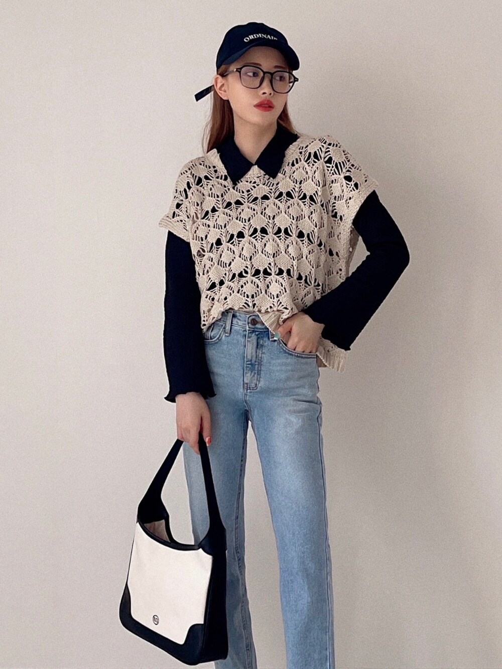 「キャップ、スニーカー、めがね、メガネ女子、デニム、透かし編みニット、ショルダーバッグ、タックイン、アウトドアスタイル、きれいめカジュアル、GU、プチプラ、お出かけコーデ、ダッドスニーカー、デニムっていいよね」｜「etadeの【etade】openwork knitting vest etdwd22s003（ベスト、ホワイト系）」を使った、T Λ Eさん（レディース・158cm）の夏コーディネートの5枚目の写真