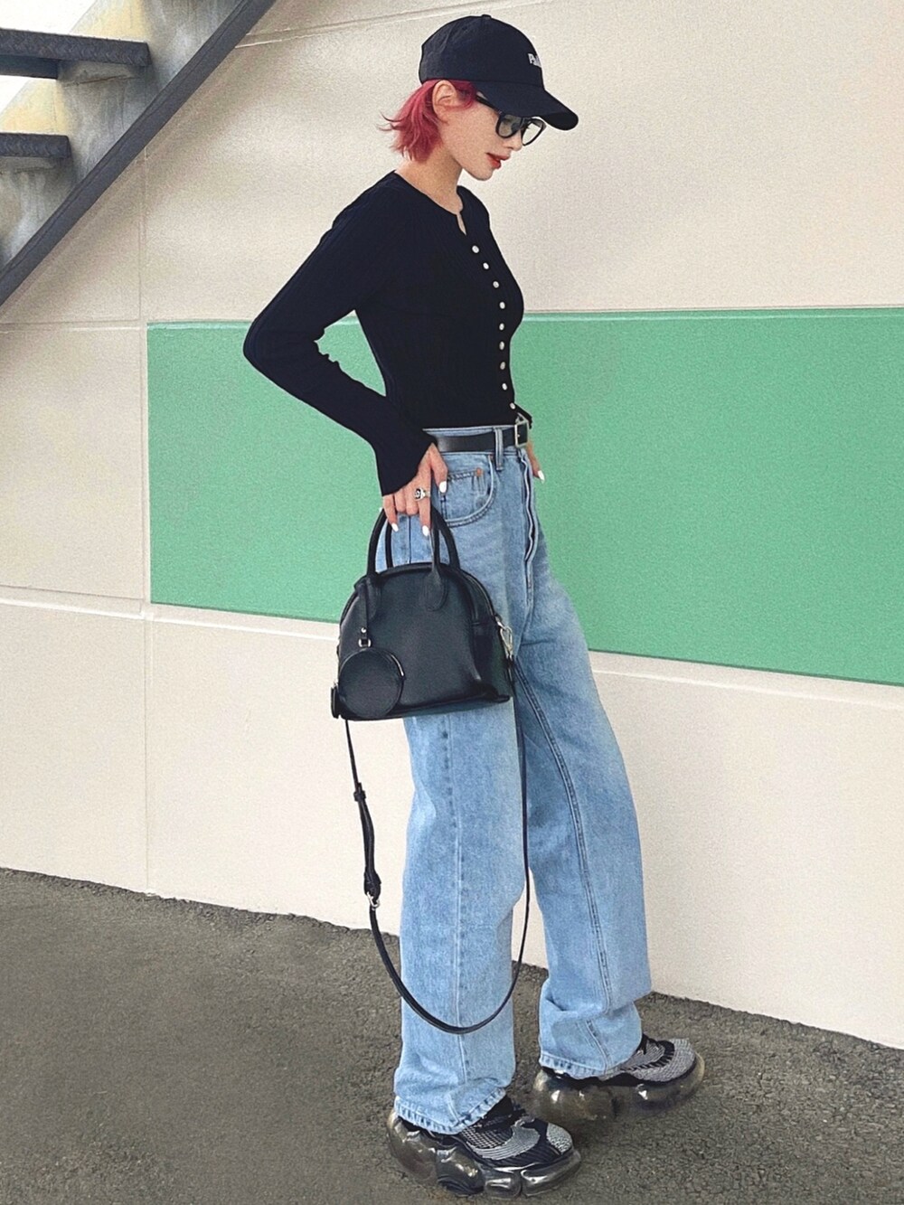 「今日のコスメと服、モード、キャップ、カーディガン、シンプルコーデ、デニム、ビッグシルエット、スニーカー、厚底シューズ、ハンドバッグ、ストリート、ハイウエスト、ショルダーバッグ、お出かけコーデ日記、休日スタイル」|「etadeの2WAY ポーチ付ミニボストンバッグ etda23s02(ショルダーバッグ、ブラック系)」を使った、T Λ Eさん(レディース・158cm)の春コーディネートの3枚目の写真