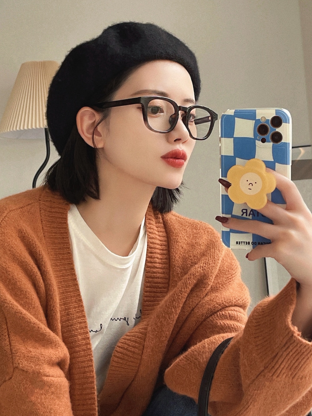 「今日のコスメと服、カーディガン、ベレー帽、メガネ女子、デニム、スニーカー、厚底シューズ、ショルダーバッグ、スポーツミックス、ビッグシルエット、レイヤードスタイル、冬コーデ、ニット、ブラウン、冬を彩る色いろコーデ」｜「etadeの2WAY ポーチ付ミニボストンバッグ etda23s02（ショルダーバッグ、ブラック系）」を使った、T Λ Eさん（レディース・158cm）の秋コーディネートの2枚目の写真