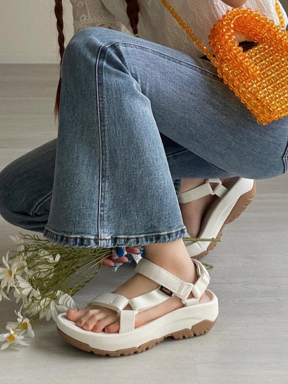 「PR、今日のコスメと服、myCHANEL、バケットハット、厚底サンダル、ビーズバッグ、ビタミンカラー、アウトドアスタイル、フレアパンツ、シースルー、きれいめカジュアル、カラー×コーデ、韓国ファッション、デニム、デニムっていいよね」|「CHANELのルージュ アリュール ラック リクィッド リップカラー(つややかなサテン仕上がり)(口紅/リップティント/グロス、オレンジ系)」を使った、T Λ Eさん(レディース・158cm)の春コーディネートの3枚目の写真