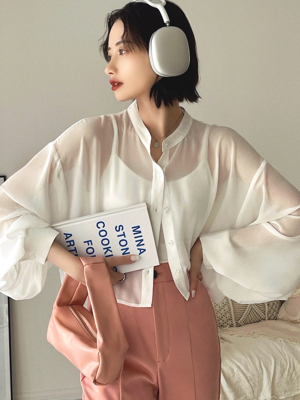 「春コーデ、ブラウス、シアートップス、プチプラ、ピンク、今日のコスメと服、シンプルコーデ、スニーカー、大人カジュアル、アウトドアスタイル、休日スタイル、スポーツミックス、春夏コーデ、パステルカラー、シャツスタイル」｜「Ada.のショート丈 ボリュームスリーブ シアーシャツ（シャツ/ブラウス、ホワイト系）」を使った、T Λ Eさん（レディース・158cm）の春コーディネートの2枚目の写真