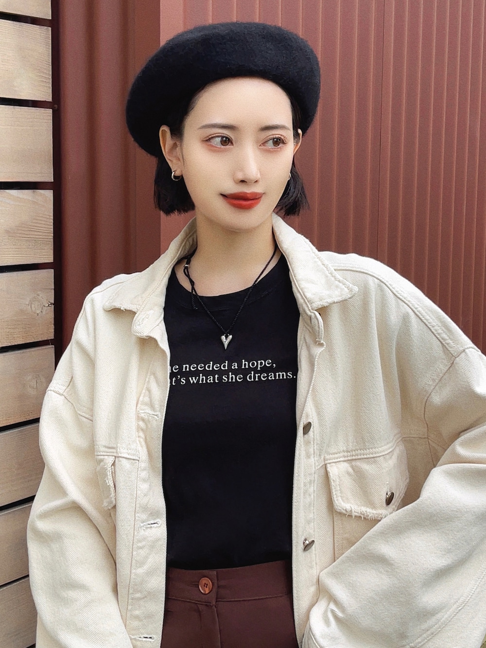 「今日のコスメと服、秋コーデ、ベレー帽、ジャケットスタイル、ブーツ、きれいめカジュアル、プチプラ、ストリート、ベージュ、お出かけコーデ、ブラウン、GU、PR、秋服まるっと大公開、重ね着ベストシーズン」|「CANAL JEANのvia j(ヴィアジェイ) ツイルカットオフジャケット(その他アウター、ホワイト系)」を使った、T Λ Eさん(レディース・158cm)の秋コーディネートの2枚目の写真