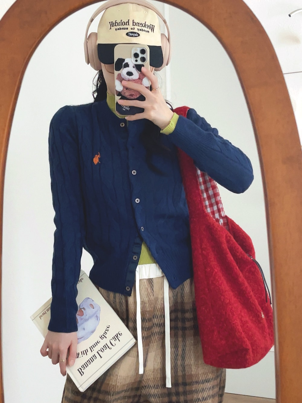ブルー系のカーディガン/ボレロ、ブラウン系のその他パンツ、グリーン系のトップスを着用したレディースの秋コーディネートの2枚目の写真