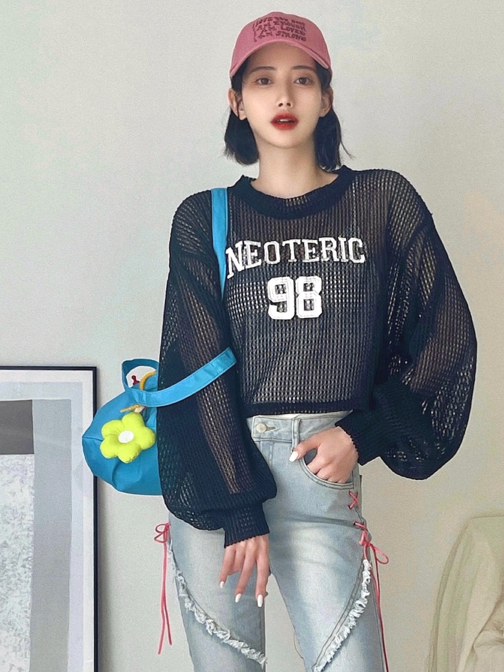「今日のコスメと服、キャップ、スニーカー、デニム、ショルダーバッグ、韓国ファッション、ピンク、シンプルコーデ、アウトドアスタイル、スポーツミックス、休日スタイル、シアートップス、春夏コーデ、モード、お出かけコーデ」|「Ada.のナンバリング刺繍 クロップド メッシュトップス(ニット/セーター、ブラック系)」を使った、T Λ Eさん(レディース・158cm)の春コーディネートの2枚目の写真