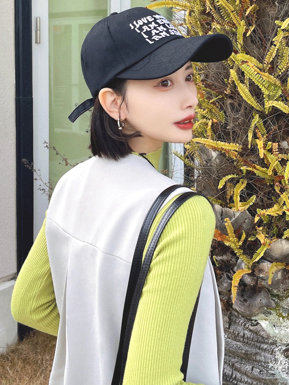 「韓国ファッション、セットアップ、ローファー、お出かけコーデ、今日のコスメと服、レイヤードスタイル、オフィスカジュアル、キャップ、ショルダーバッグ、春アウター、ニット、春コーデ、春服みてみて、春のおしゃ見えテクニック、春のNewスタイル」|「Chickのツイストスクエアトゥローファー(ローファー、ブラック系)」を使った、T Λ Eさん(レディース・158cm)の冬コーディネートの2枚目の写真