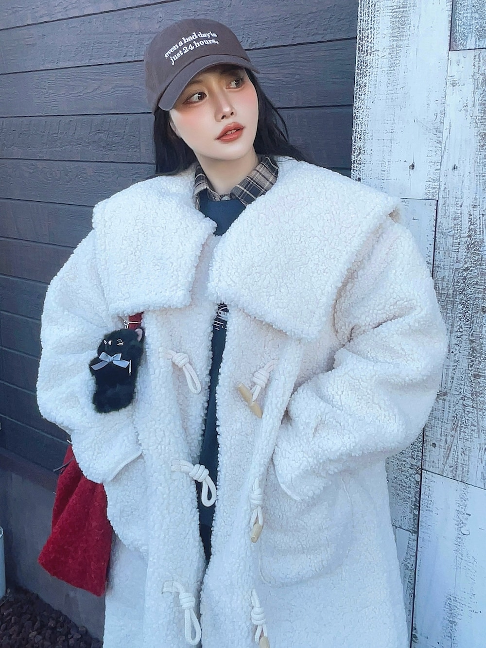 ベージュ系のシャツ/ブラウス、ブルー系のデニムパンツ、レッド系のショルダーバッグを着用したレディースの冬コーディネートの2枚目の写真