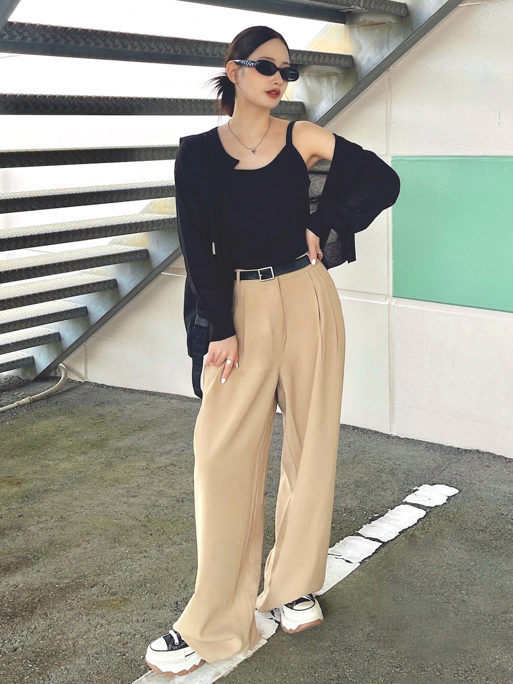 「レイヤードスタイル、夏コーデ、韓国ファッション、アウトドアスタイル、フェススタイル、お出かけコーデ、ブラックコーデ、プチプラ、サングラス、厚底シューズ、スニーカー、ショルダーバッグ、シアートップス、きれいめカジュアル、キャミソール」｜「BEIDELLIのシースルーキャミソールカーディガンセットアップ（トップス、ブラック系）」を使った、T Λ Eさん（レディース・158cm）の夏コーディネートの3枚目の写真