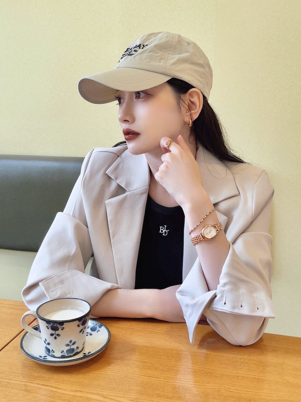 「DanielWellington、ダニエルウェリントン、DWコーデ、PR、セットアップ、スニーカー、キャップ、厚底シューズ、秋服準備はじめました、ショルダーバッグ、お出かけコーデ、モノトーン、ストリート、レイヤードスタイル、スポーツミックス」｜「Daniel WellingtonのOphelia Mini 25.5×22MM ローズゴールド／シルバー／ゴールド（アナログ腕時計、ゴールド系）」を使った、T Λ Eさん（レディース・158cm）の秋コーディネートの3枚目の写真