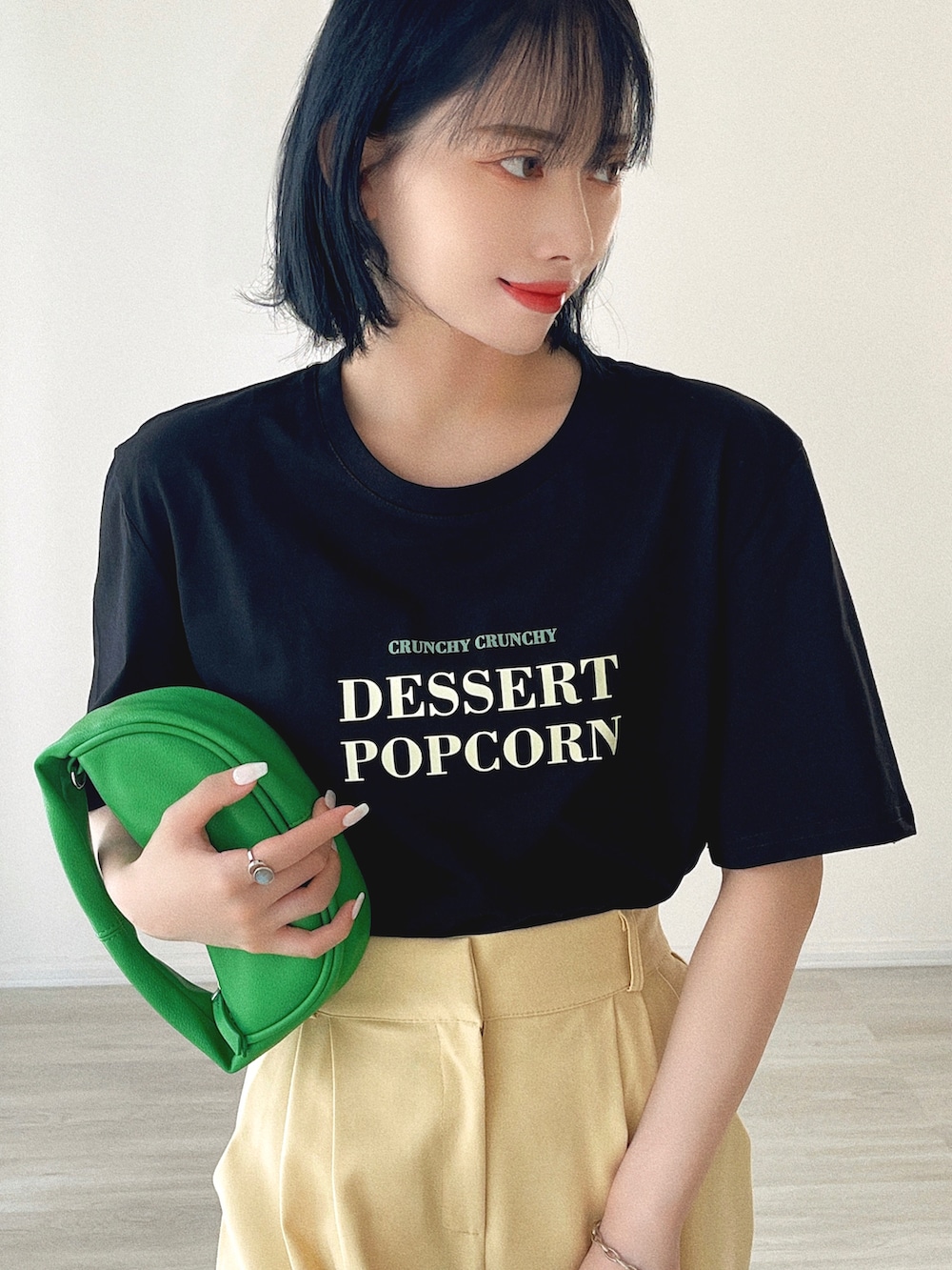 「Tシャツ、韓国ファッション、シンプルコーデ、ストリート、ミニバッグ、ビッグシルエット、お出かけコーデ、きれいめカジュアル、ハイウエスト、スポーツサンダル、夏だ！Tシャツ着よう！、スニーカー、グリーン、ロゴT、今日のコスメと服」｜「etadeのポップコーンロゴTシャツ etdw23s003（Tシャツ/カットソー、ブラック系）」を使った、T Λ Eさん（レディース・158cm）の夏コーディネートの5枚目の写真