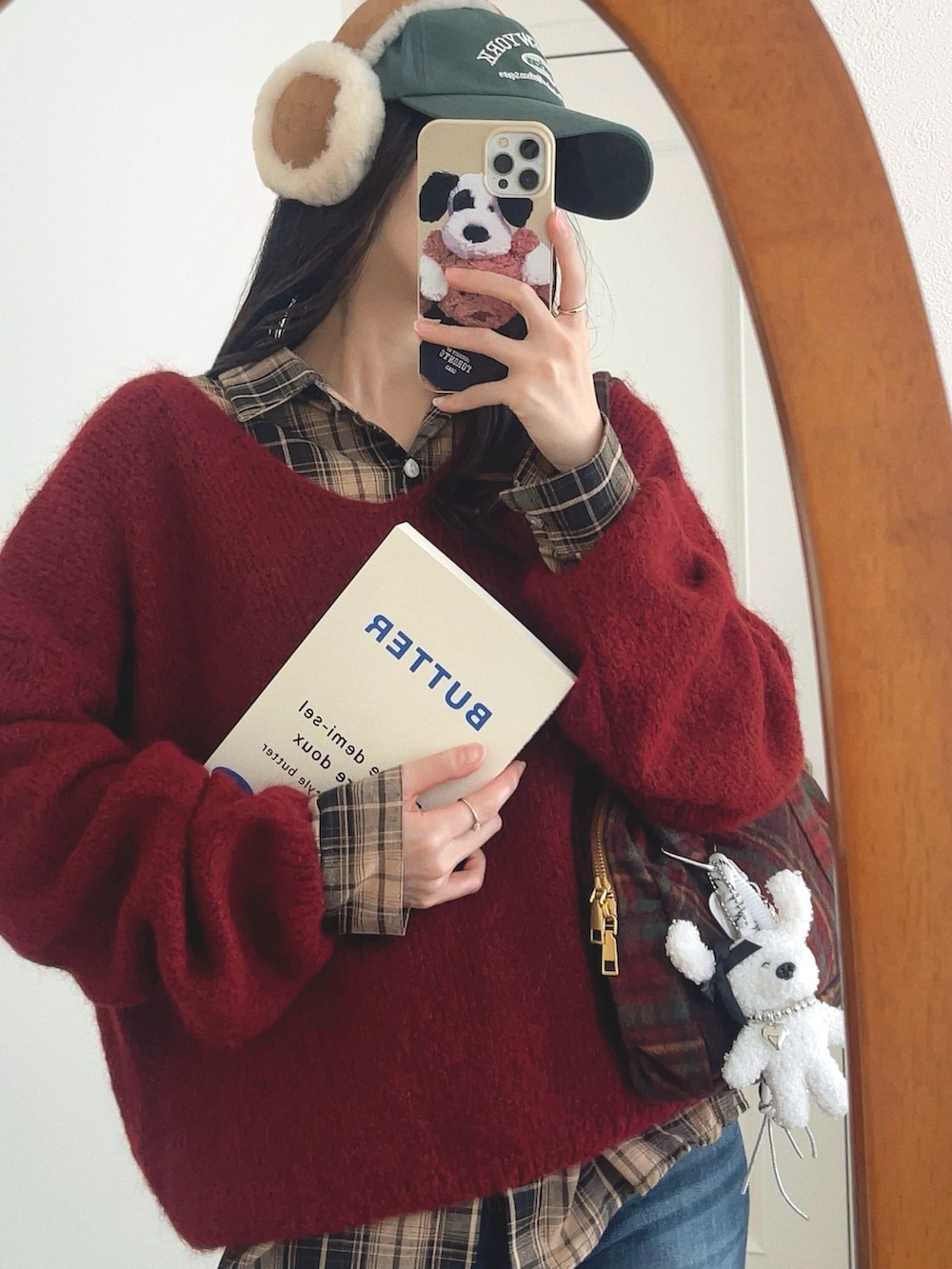 レッド系のニット/セーター、ベージュ系のシャツ/ブラウス、ブラウン系のショルダーバッグを着用したレディースの秋コーディネートの5枚目の写真