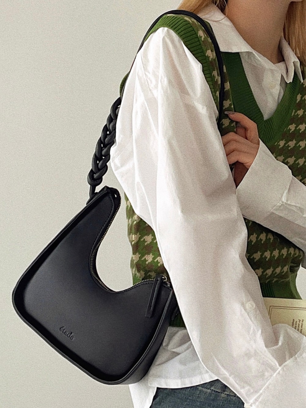 「ベスト、ロングブーツ、ショルダーバッグ、シャツスタイル、カチューシャ、GU、ニット、シンプルコーデ、レイヤードスタイル、きれいめカジュアル、秋冬コーデ、ビッグシルエット、プチプラ、韓国ファッション、スキニーデニム」｜「etadeのアニバーサリー ブレイディドハンドル 変形2wayバッグ etda22a002（ショルダーバッグ、ブラック系）」を使った、T Λ Eさん（レディース・158cm）の秋コーディネートの4枚目の写真