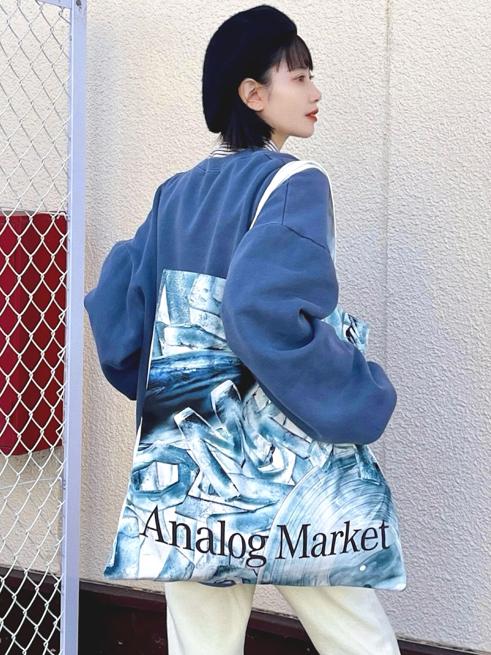 「重ね着ベストシーズン、スウェット、タートルネック、トートバッグ、ベレー帽、ブーツ、今日のコスメと服、デニム、きれいめカジュアル、ストリート、ビッグシルエット、レイヤードスタイル、スポーツミックス、お出かけコーデ、ファッションを楽しもう」｜「CANAL JEANのEl mar(エルマール) ヴィンテージ刺繍裏起毛トレーナー（スウェット、ブルー系）」を使った、T Λ Eさん（レディース・158cm）の秋コーディネートの5枚目の写真