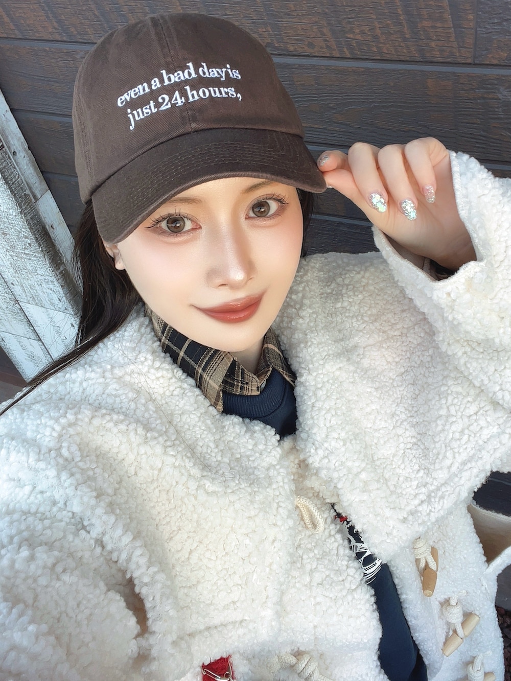 ベージュ系のシャツ/ブラウス、ブルー系のデニムパンツ、レッド系のショルダーバッグを着用したレディースの冬コーディネートの5枚目の写真