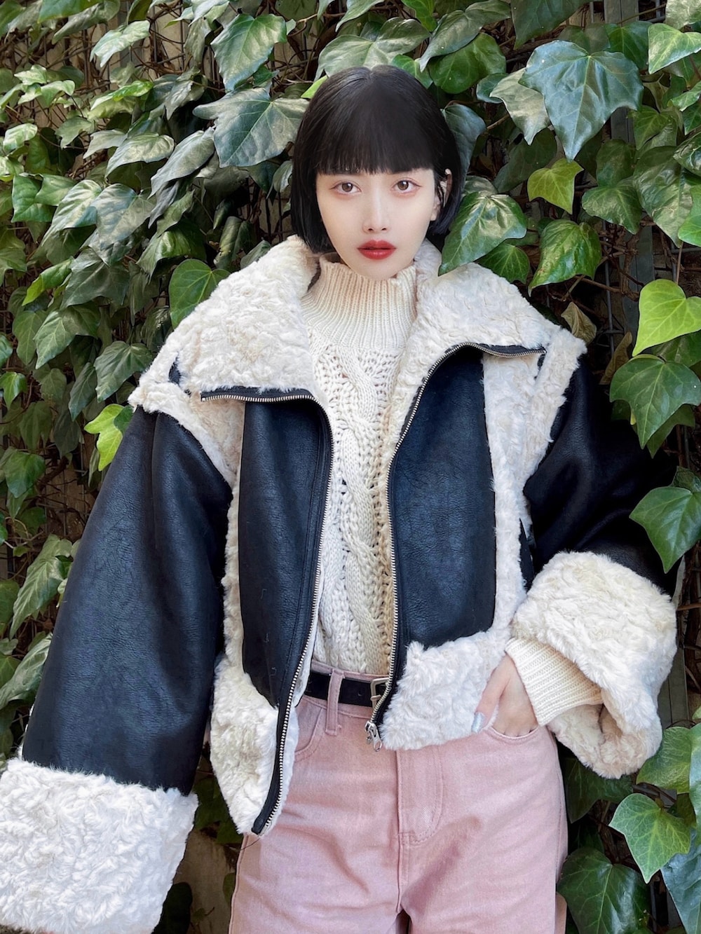 「今日のコスメと服、ブーツ、レイヤードスタイル、韓国ファッション、冬アウター、クリスマスに着たい服、マイベストコーデ2023、お出かけコーデ、プチプラ、タートルネック、冬コーデ、ムートンジャケット、ニット、冬を彩る色いろコーデ、ムートンブーツ」｜「me+em selectの【 新色追加／１１色展開 】やわらかローゲージハイネッククロップドニット（ニット/セーター、ベージュ系）」を使った、T Λ Eさん（レディース・158cm）の冬コーディネートの4枚目の写真