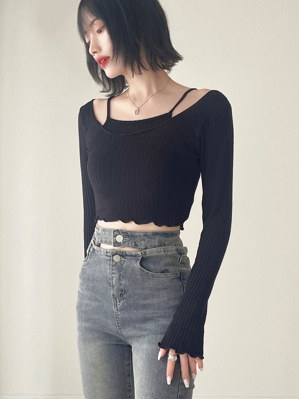 「ハイウエスト、モノトーン、ハンドバッグ、ミニバッグ、デニム、デニムパンツ、パンプス、ショルダーバッグ、プチプラ、ストリート、韓国ファッション、お出かけコーデ、アツいコーデ全部見せ、今日のコスメと服、きれいめカジュアル」｜「etadeのダブルウエスト フレアデニム　etdw23s004（デニムパンツ、ブルー系）」を使った、T Λ Eさん（レディース・158cm）の夏コーディネートの2枚目の写真