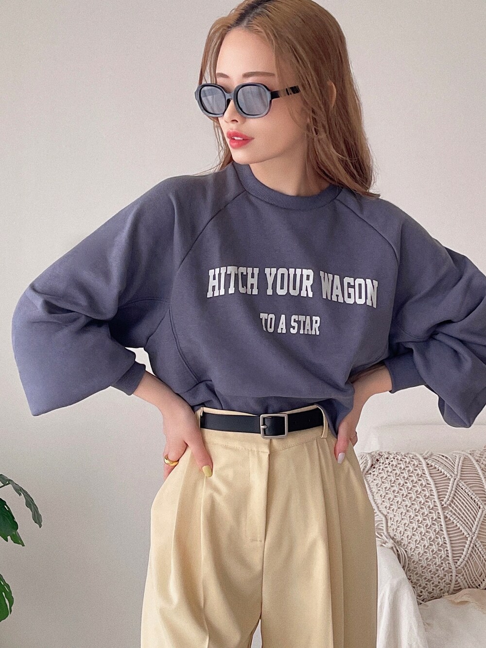 「春夏コーデ、ロゴスウェット、イエロー、ネイビー、カラー×コーデ、ボリューム袖、カラーパンツ、アウトドアスタイル、プチプラ、スニーカー、スニーカーコーデ、休日スタイル、ビッグシルエット、ワイドパンツ、大人カジュアル」｜「etadeの【etade】logo short sweat etdwz22s001（スウェット、ブルー系）」を使った、T Λ Eさん（レディース・158cm）の春コーディネートの3枚目の写真