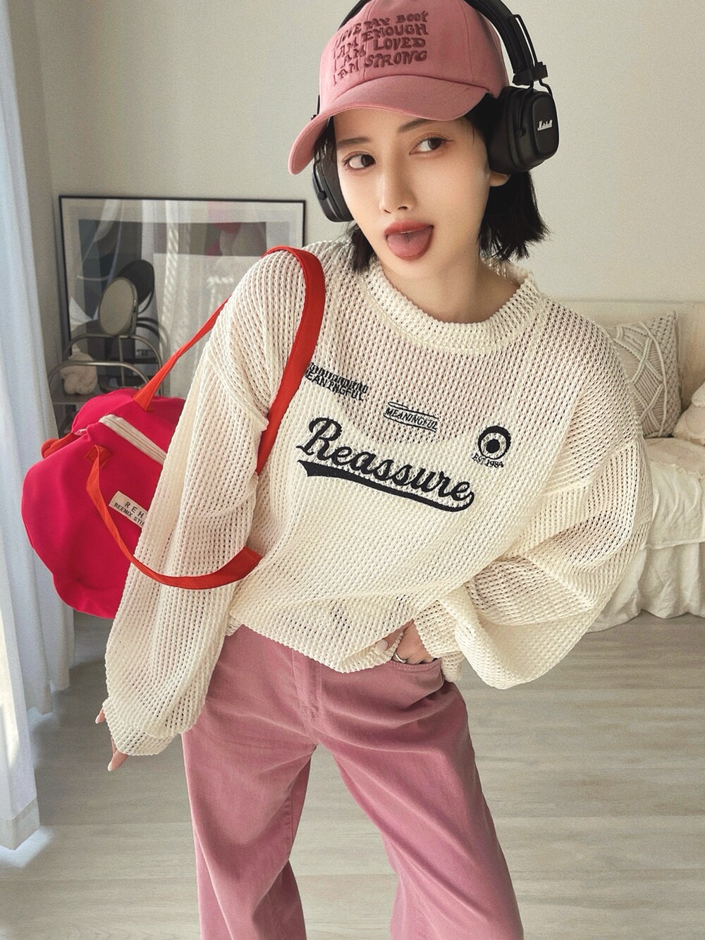 「キャップ、カラーパンツ、スニーカー、ストリート、春コーデ、ピンク、韓国ファッション、シアートップス、大人カジュアル、ショルダーバッグ、スポーツミックス、今日のコスメと服、春夏コーデ、モード、パステルカラー」|「Ada.のゲーム刺繍 オーバーサイズ メッシュトップス(ニット/セーター、ホワイト系)」を使った、T Λ Eさん(レディース・158cm)の春コーディネートの2枚目の写真