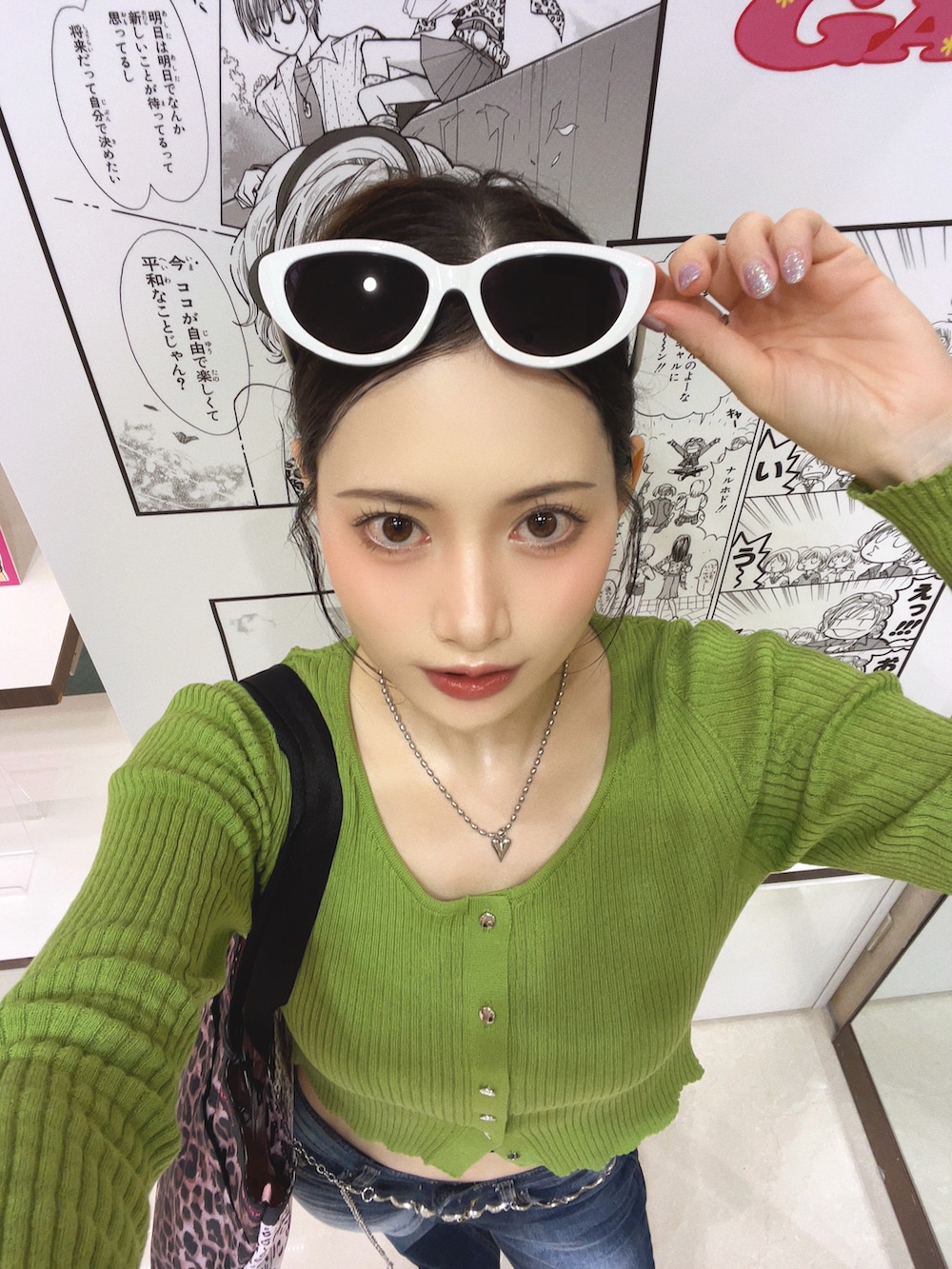「夏ルックで気分アップ、デニム、サングラス、スポーツミックス、お出かけコーデ、夏コーデ、韓国ファッション、厚底サンダル、ショルダーバッグ、ブチプラ、サンダル、きれいめカジュアル、テーマパークコーデ、カラーコーデ、休日スタイル」｜「DIAVELのバタフライデザイン チェーンベルト（ベルト、シルバー系）」を使った、T Λ Eさん（レディース・158cm）の夏コーディネートの4枚目の写真