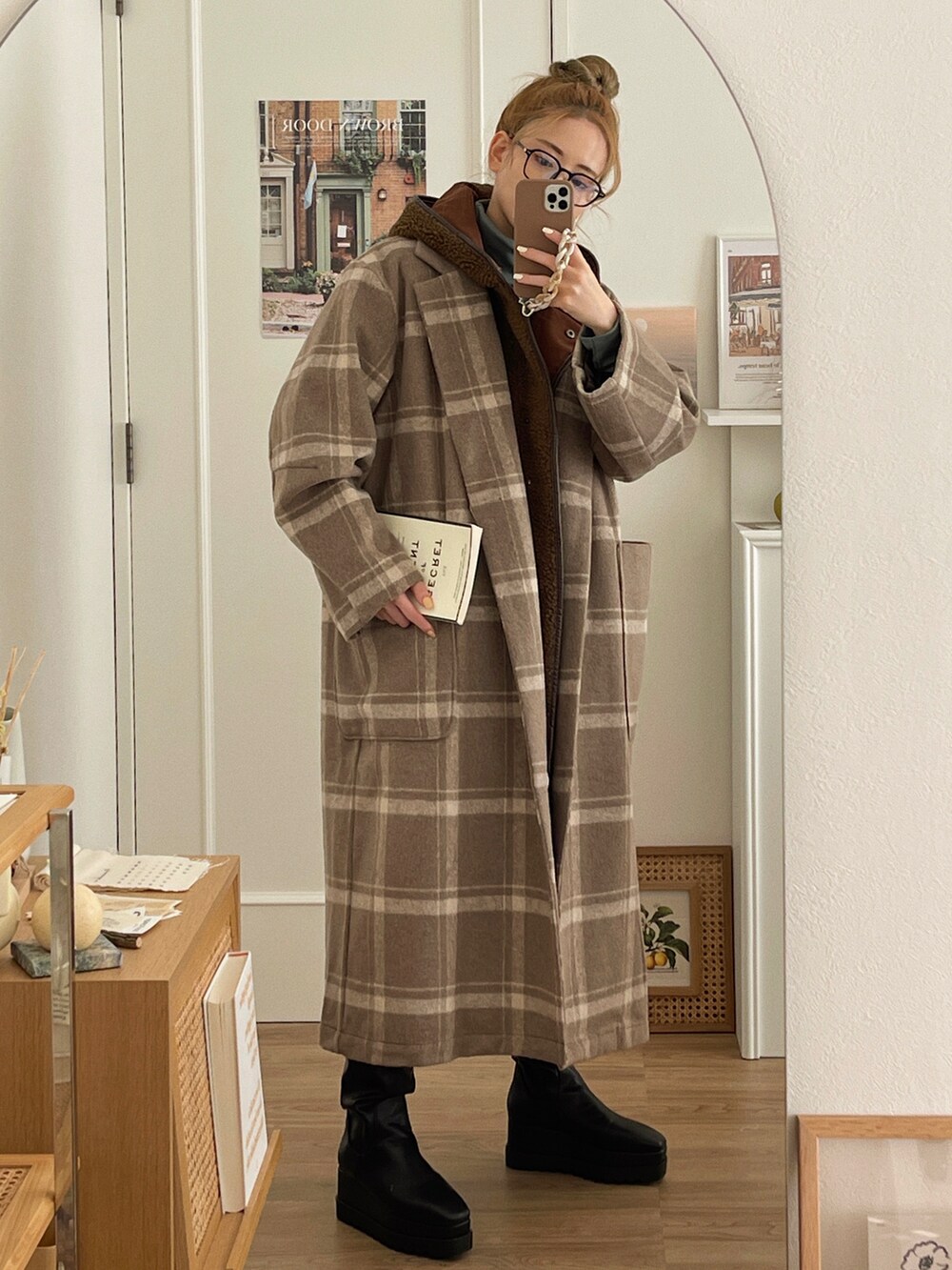 「クリスマスに着たい服、チェック柄に恋してる、ロングコート、大人カジュアル、あったかコーデ、厚底シューズ、ブーツ、マイベストコーデ2021、休日スタイル、ビッグシルエット、メガネ女子、冬アウター、ベージュ、ベージュコーデ、ブラウンコーデ」｜「etadeの【etade】Plaid wool long coat etdwz21a007（その他アウター、ブラウン系）」を使った、T Λ Eさん（レディース・158cm）の冬コーディネートの2枚目の写真
