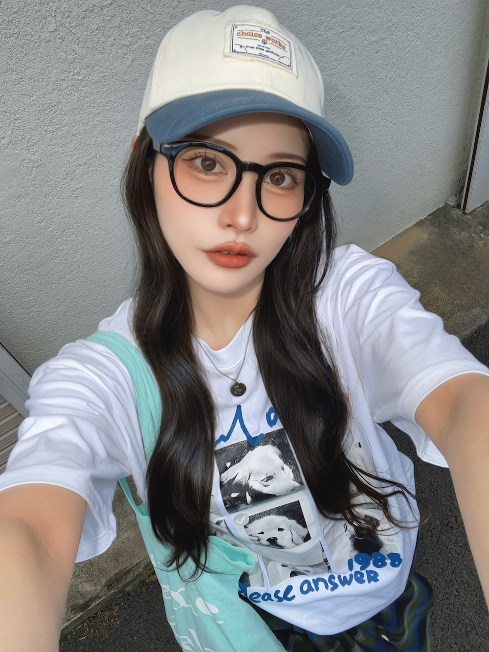 ホワイト系のTシャツ/カットソー、ブルー系のシャツ/ブラウス、ブルー系のデニムパンツを着用したレディースの夏コーディネートの3枚目の写真
