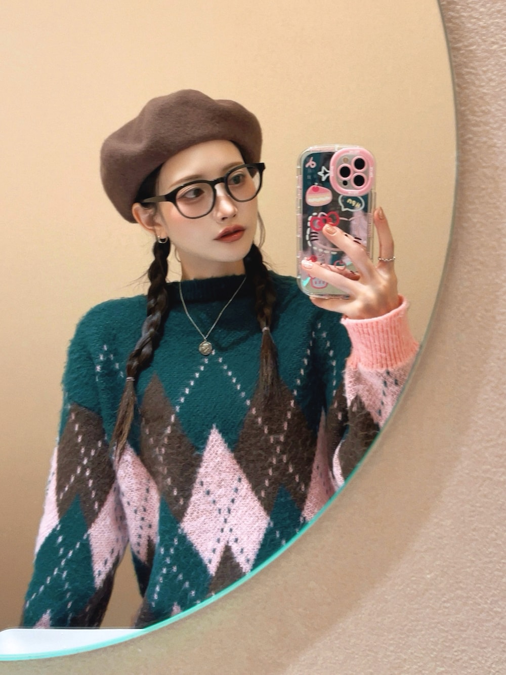 ピンク系のニット/セーター、ベージュ系のショルダーバッグ、ブラウン系のブーツを着用したレディースの秋コーディネートの4枚目の写真