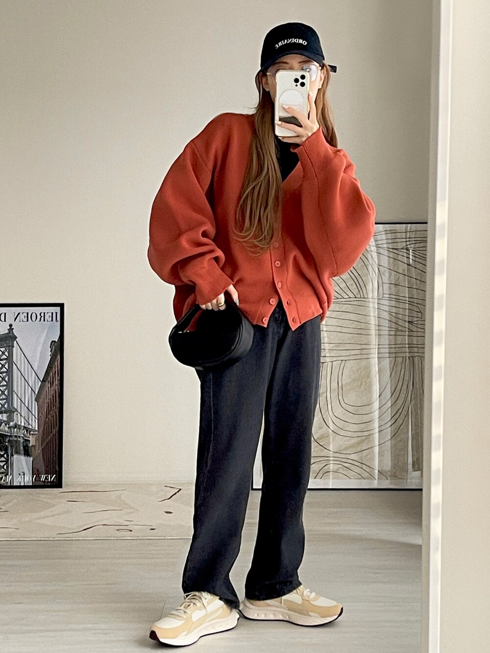 「カーディガン、テラコッタ、キャップ、スニーカー、Levi's、スニーカーコーデ、袖ボリューム、春ニット、ボリューム袖、メガネ女子、白スニーカー、春コーデ、ビッグシルエット、カジュアルコーデ、ミニバッグ」｜「etadeの【etade】volume sleeve over cardigan etdwz21a004（カーディガン/ボレロ、ブラウン系）」を使った、T Λ Eさん（レディース・158cm）の冬コーディネートの5枚目の写真