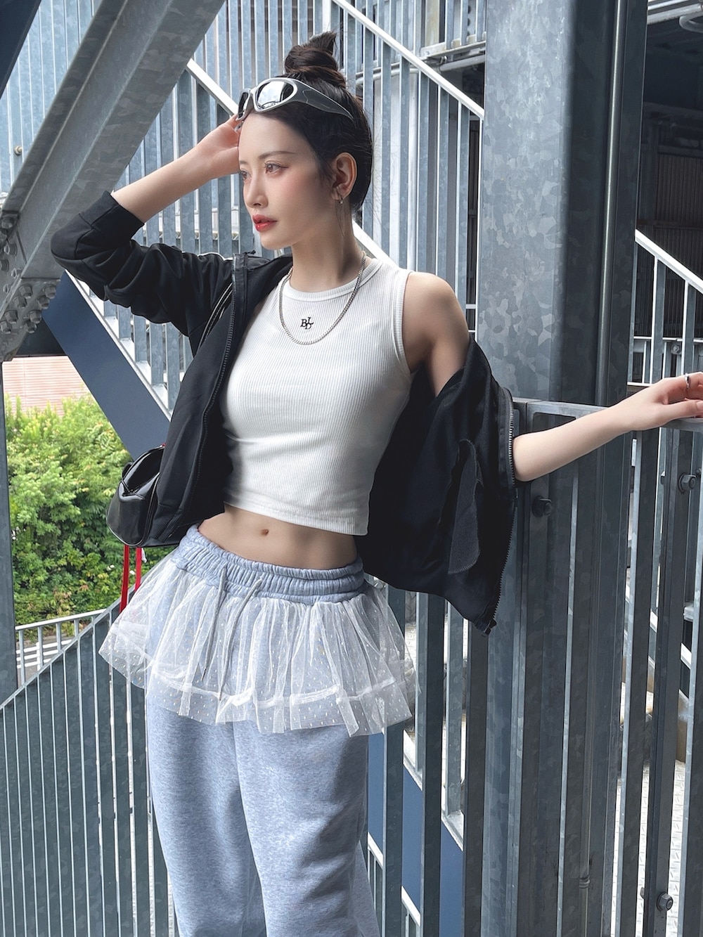 「スウェット、スウェットパンツ、レイヤードスタイル、韓国ファッション、タンクトップ、ノースリーブ、スニーカー、サングラス、アウトドアスタイル、ブラックコーデ、フリル、古着MIX、夏コーデ、フェススタイル、スポーツミックス」｜「BEIDELLIの[BELLIDE MADE] リブクロップド刺繍ノースリーブ（タンクトップ、ホワイト系）」を使った、T Λ Eさん（レディース・158cm）の夏コーディネートの4枚目の写真