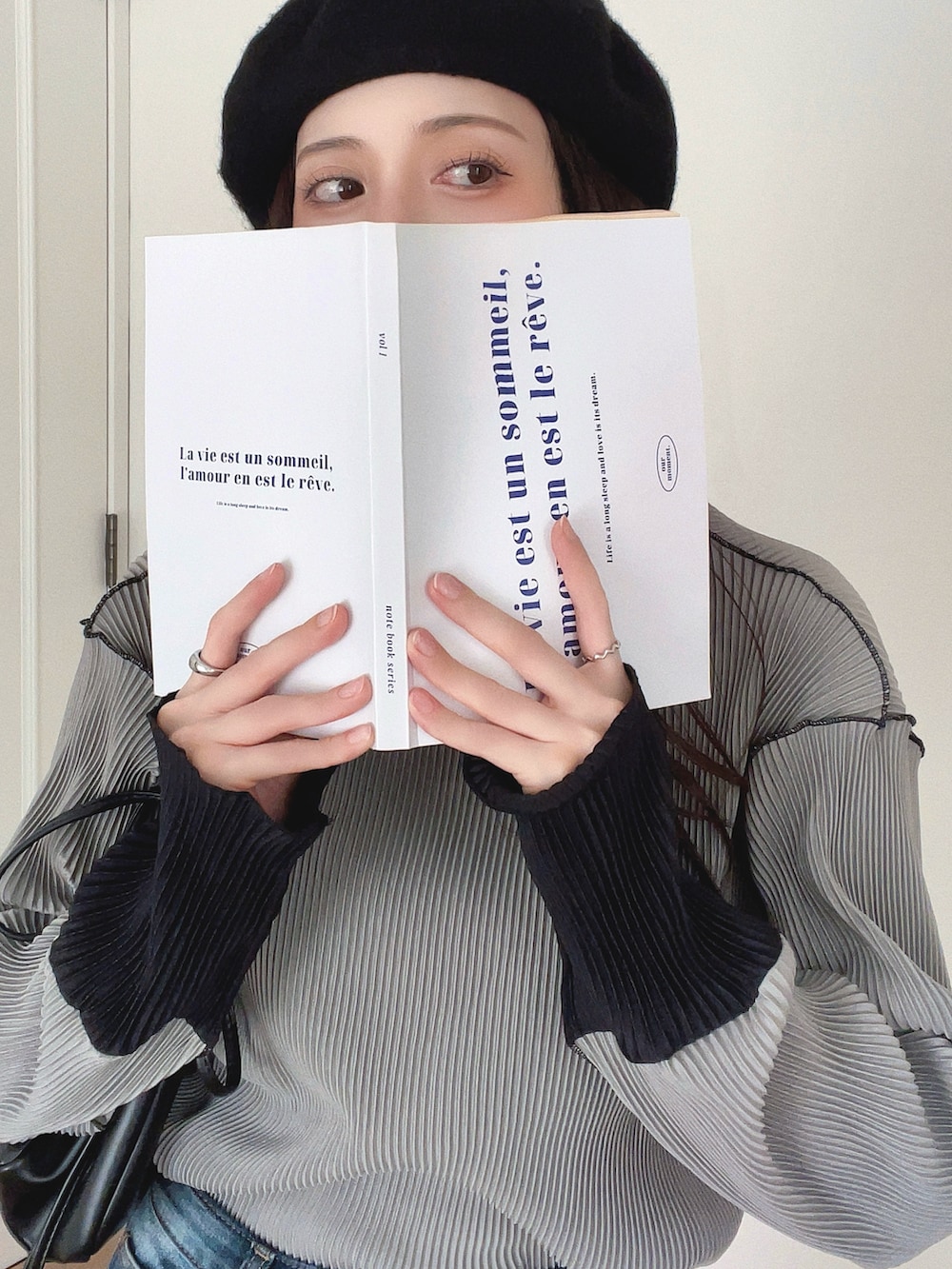 「デニム、ベレー帽、ショルダーバッグ、秋服準備はじめました、ローファー、韓国ファッション、厚底シューズ、モノトーン、シンプルコーデ、きれいめカジュアル、休日スタイル、テーマパークコーデ、デートコーデ、お出かけコーデ、プチプラ」｜「kirakiraShopの≪25AWの新色登場!≫ これ1枚でオシャレ見え。袖 配色 ボトルネック プリーツ トップス（Tシャツ/カットソー、グレー系）」を使った、T Λ Eさん（レディース・158cm）の夏コーディネートの5枚目の写真