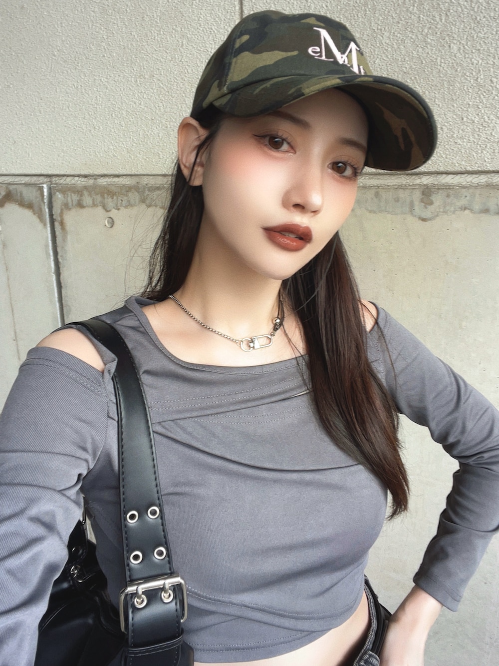 「韓国ファッション、秋服準備はじめました、キャップ、ショルダーバッグ、パンプス、モノトーン、デニム、テーマパークコーデ、フェススタイル、お出かけコーデ、プチプラ、カーゴパンツ、アウトドアスタイル、ストリート、モード」｜「MUCENTの【日本未発売/WEB限定】MUCENT(ムセント)/シグネチャー ロゴ ベースボール キャップ サイズ調整可能/SIGNATURE BALL CAP（キャップ、その他）」を使った、T Λ Eさん（レディース・158cm）の夏コーディネートの3枚目の写真