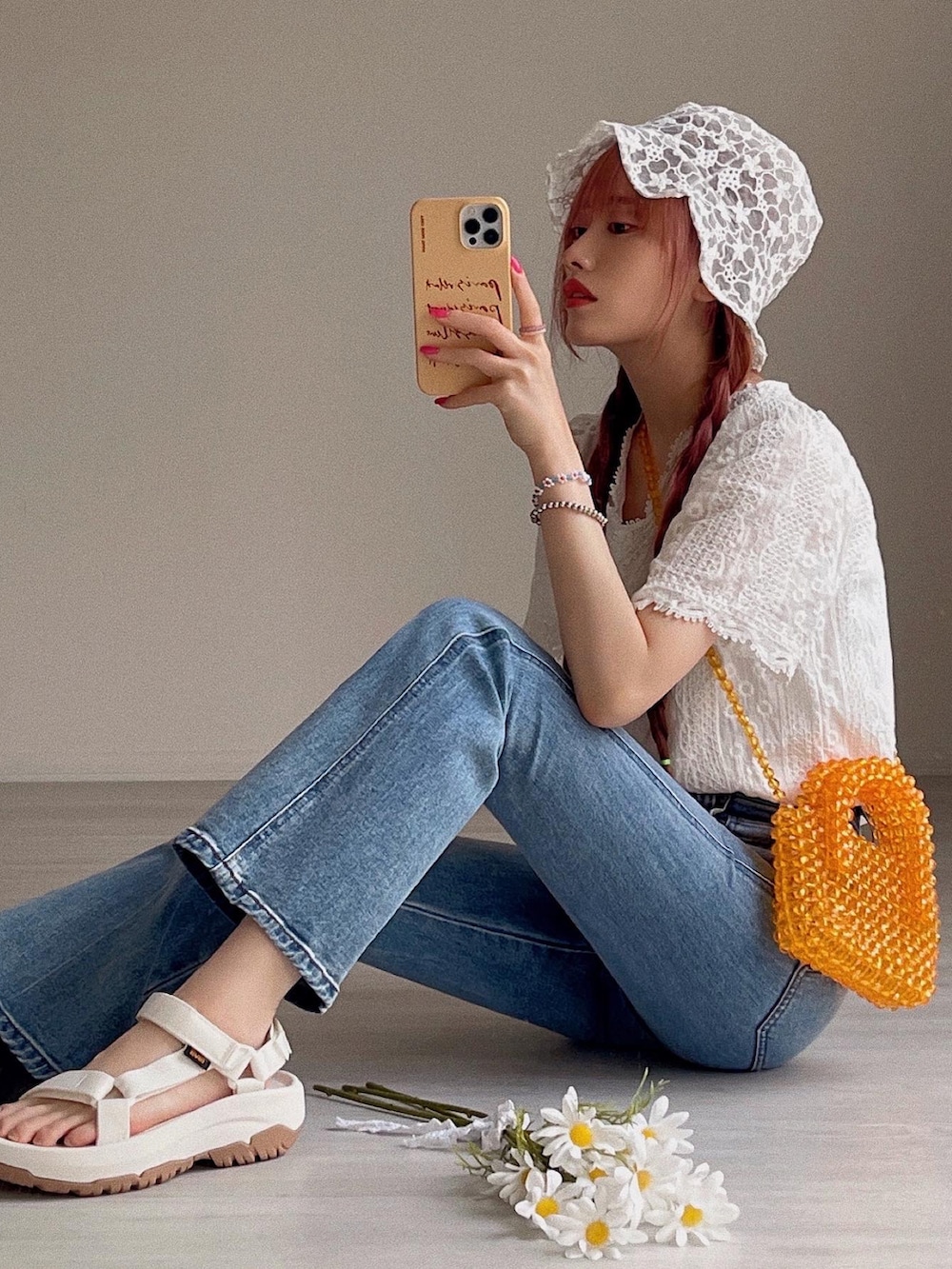 「PR、今日のコスメと服、myCHANEL、バケットハット、厚底サンダル、ビーズバッグ、ビタミンカラー、アウトドアスタイル、フレアパンツ、シースルー、きれいめカジュアル、カラー×コーデ、韓国ファッション、デニム、デニムっていいよね」|「CHANELのルージュ アリュール ラック リクィッド リップカラー(つややかなサテン仕上がり)(口紅/リップティント/グロス、オレンジ系)」を使った、T Λ Eさん(レディース・158cm)の春コーディネートの4枚目の写真