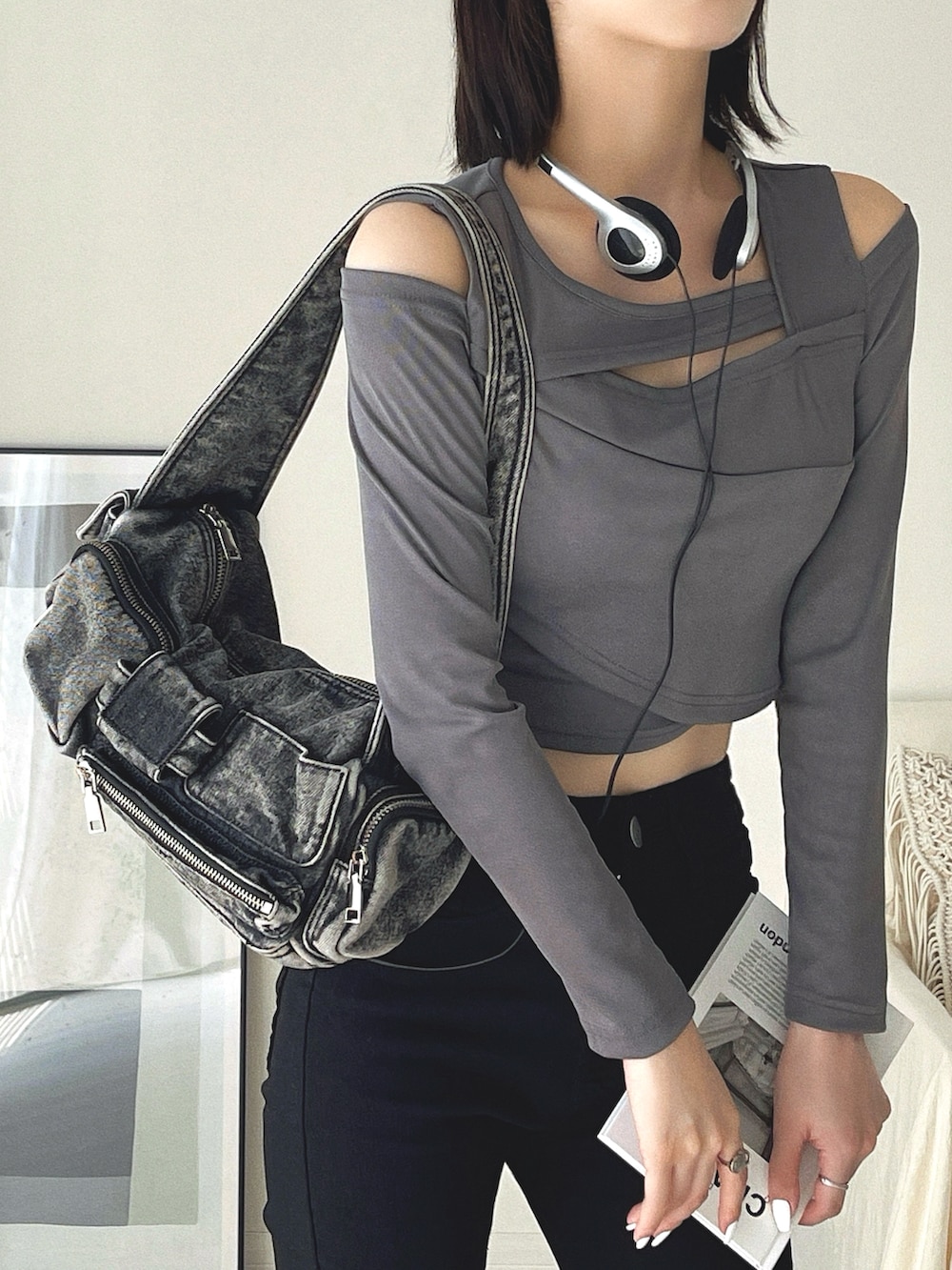 ブラック系のショルダーバッグ、ブラック系のデニムパンツ、ブラック系のドレスシューズを着用したレディースの夏コーディネートの3枚目の写真